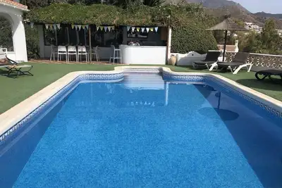 Image de Villa populaire avec grand jardin privé et piscine. Vues sur la montagne / la mer, éclectique.