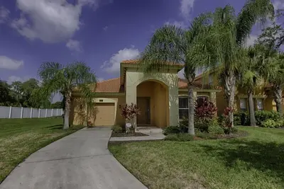 Image de Disney Gem avec piscine privée et spa dans une communauté fermée avec parcours de golf à proximité