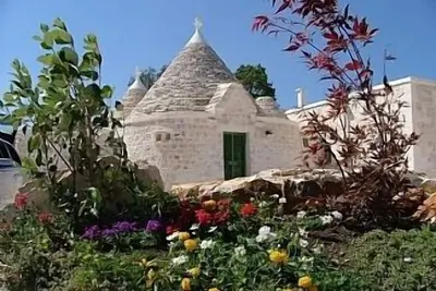 Image de Trullo magnifiquement restauré dans un cadre idyllique