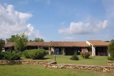 Image de Maison mitoyenne dans résidence avec accès privé à la plage.