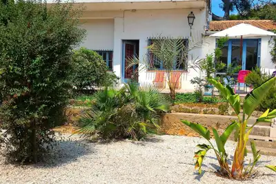 Image de Sanary S/Mer Joli appartement + Terrasse & Jardin pour 4 Personnes!