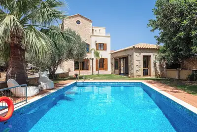 Image de Villa Saridakis! Piscine privée, salle de gym, piscine pour enfants, à distance de marche des tavernes!