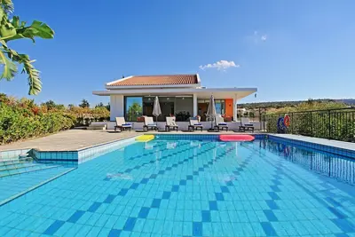 Image de Villa Sophia Latchi avec piscine privée et vue imprenable sur la mer