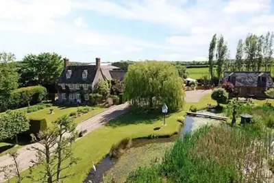 Image de Cottage rural Cotswold dans les jardins de la belle maison Nell