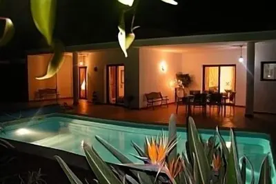 Image de Villa individuelle moderne, piscine privée, jardin tropical, très bien situé.