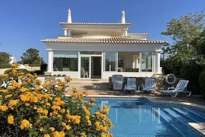 Image de Villa établie avec piscine privée et jardins bien entretenus