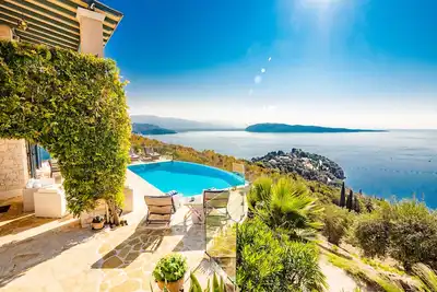 Image de Villa familiale exquise avec vue spectaculaire sur l'océan et piscine à débordement chauffée