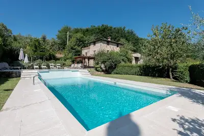 \"La Camelia\":  Belle ancienne ferme de caractère avec piscine, près de Lucques
