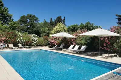 Image de Mas Provençal avec piscine chauffée au pied des alpilles
