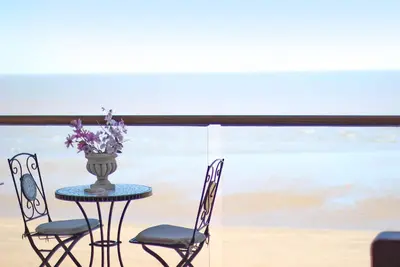 Image de \"Sea Tower Penthouse\" de luxe avec vue panoramique sur la mer près de margate
