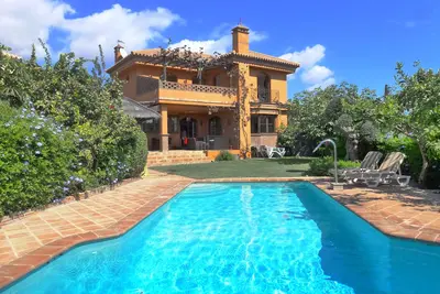 Image de Villa familiale très spacieuse avec grande piscine privée et belle vue mer