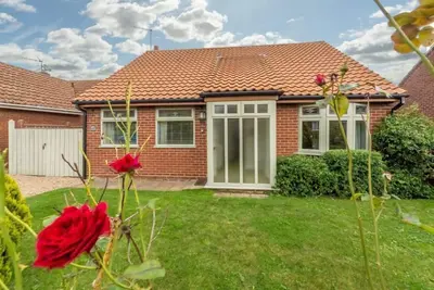 Image de Bungalow confortable avec véranda ensoleillée est un bolthole fantastique pour les couples