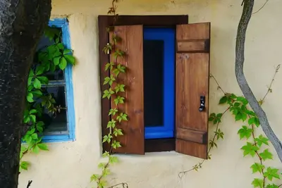 Image de Petite maison jaune avec belle vue sur la mer