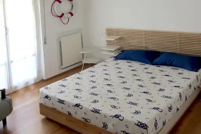 Image de appartement moderne et lumineux dans la zone silencieuse avec une belle vue