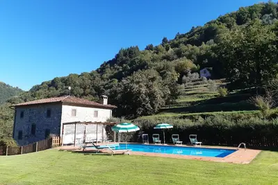 Image de Villa entourée de verdure dans une position panoramique avec piscine privée