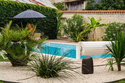 Image de Ancienne maison maraîchine avec piscine et court de tennis