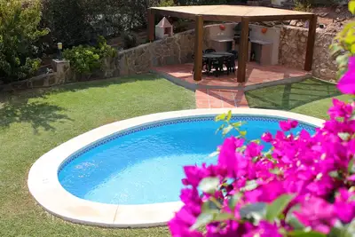Image de Villa avec 3 chambres et 2 salles de bain pour 6 personnes, piscine face au S, jardin isolé, vue magnifique sur la mer