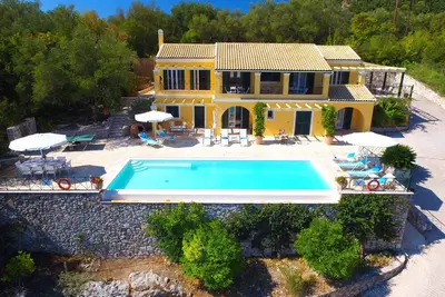 Image de Villa isolée et élégante avec une grande piscine à débordement