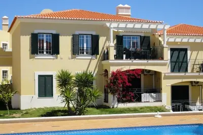 Image de First Floor Apartment in Prime Position with Ocean and Pool Views