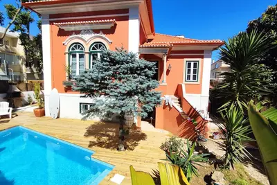 Image de Centenary Chalet à Carcavelos avec 8 chambres et jardin. Profitez de la plage, de Lisbonne et de Cascais