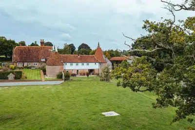 Image de Oast House à trois cocardes dans un cadre rural idyllique