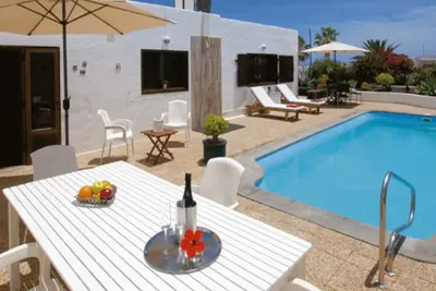 Maison typique des Canaries avec piscine chauffée à côté de l'océan!