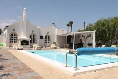 Villa individuelle traditionnelle de 3 chambres, piscine privée chauffée, jacuzzi. Wifi gratuit.