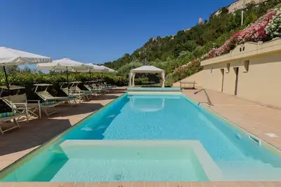 Image de Villa Torre avec piscine et vue mer sur les pentes de Ripatransone, au pays du vin de Rosso Piceno