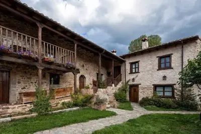 Image de The Shelter. The Houses of Valdepielago, the Puerta del Paraiso.