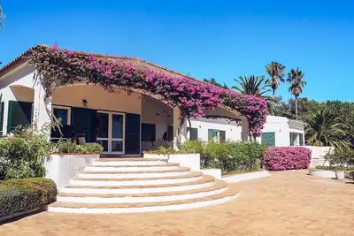 Image de Grande villa traditionnelle spacieuse avec piscine privée et court de tennis. Vue sur la mer.
