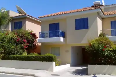Image de Quality house overlooking pool - Roof terrace, Free Air-con, WiFi & full Sky Tv.