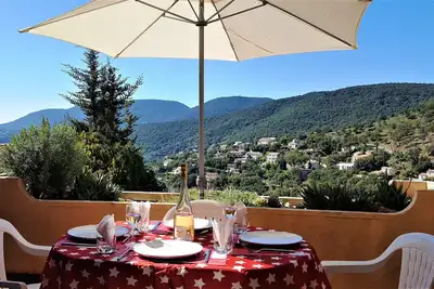 Image de Moderne et bien Appartement équipé avec piscine partagée et de belles vues