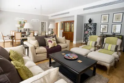 Image de Appartement de luxe au rez-de-chaussée spacieux avec trois chambres et terrasse