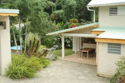 Image de Gite 2 chambres, dans un beau jardin tropical - Situation centrale, piscine.