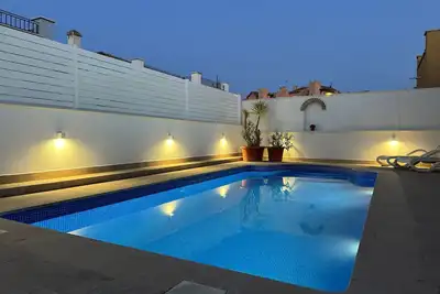 Image de Luxe 2 chambres, 2 salles de bain Det Villa, piscine chauffée, plein air conditionné et Sth face Garde
