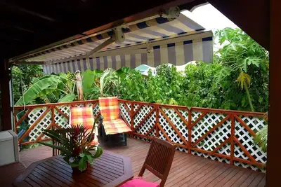 Bungalows dans jardin tropical à Sainte-Anne (jaune)