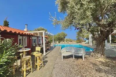Image de Maison de charme isolée, piscine privée, vue panoramique sur la mer