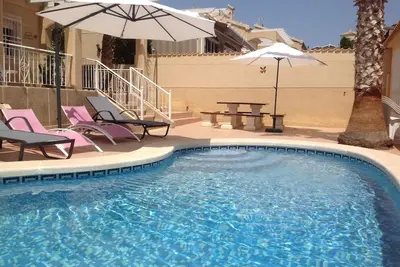 Image de Belle villa individuelle moderne avec piscine privée et climatisation