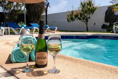 Image de Villa avec piscine privée chauffée et grande terrasse et espace barbecue, Wifi et Tv anglaise