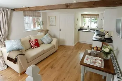 Image de Holly Cottage, Cotswold Hideaway dans un cadre magnifique village