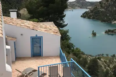 Image de Superbe maison au bord du lac dans le parc naturel de la Sierra de Castril