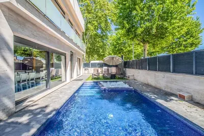 Image de Villa De Luxe, Piscine CHAUFFÉE Avec Jacuzzi, Internet, Proche Pl