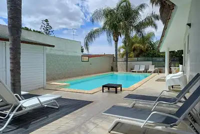 Image de Villa with pool sleeps 12 3 Bathrooms - Air conditioning WiFi free