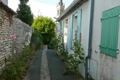 Image de Charming little house with interior courtyard in a typical alley of the island.