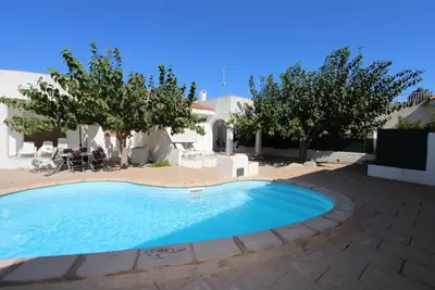 Image de Casa Carpa C, Idéal pour vos vacances, proche de la mer, wifi gratuit, air climatisé, piscine communautaire, animeaux de compagnie autorisés, plage pour chiens