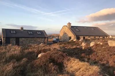Image de Charmante maison en pierre détachée sur 5 hectares à côté de la plage Aughrus, vue panoramique