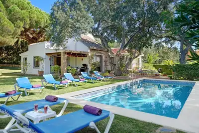 Image de Villa avec piscine privée et jardin à Elviria, à 15 minutes à l'est de Marbella