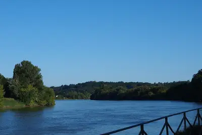 Image de Face à Saint-Emilion, en bord de rivière, au coeur des vignobles du Bordelais