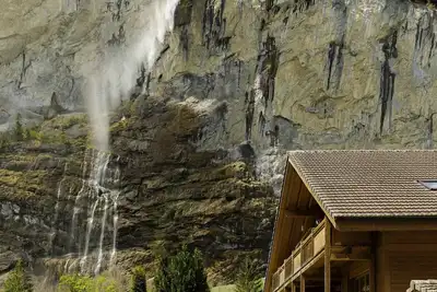 Retraite alpine dans une vallée Tolkienesque