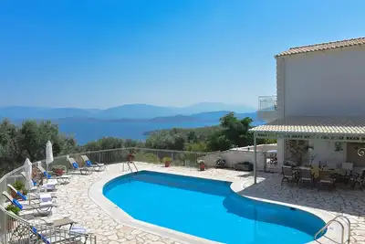 Image de Villa avec piscine privée et vue magnifique sur le village de Kassiopi et l'Albanie
